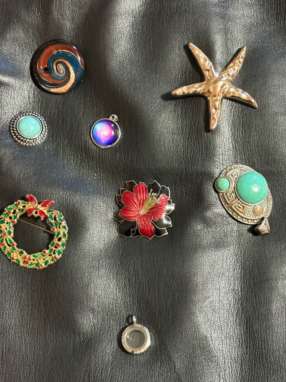 Lot of Pendants and Broaches (7)